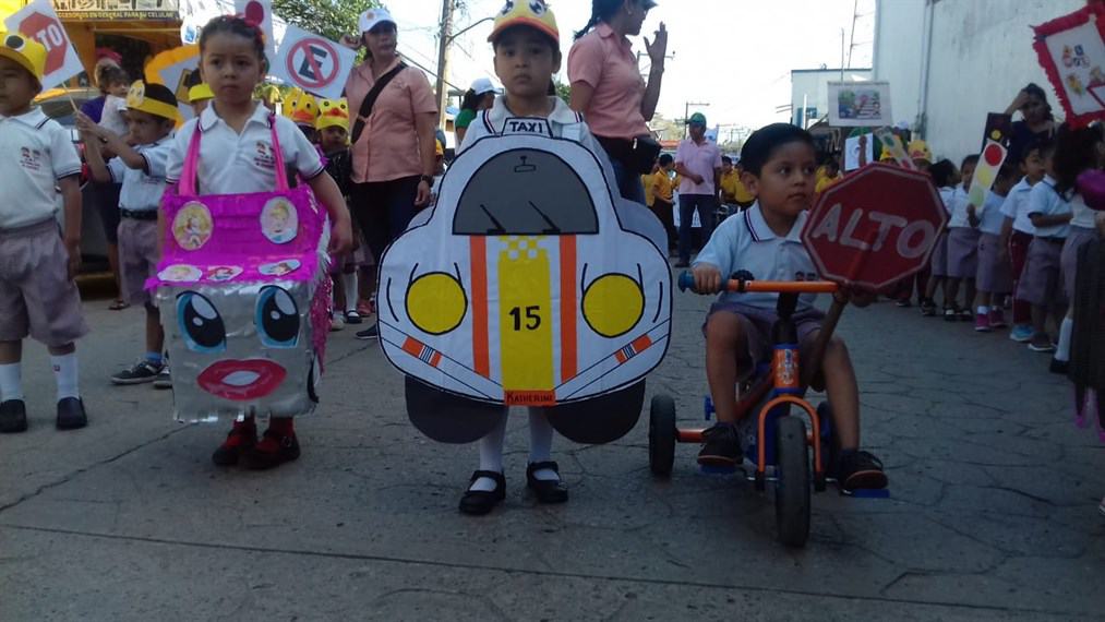 Desfilan en Tacotalpa por la Semana Nacional de Educación Vial