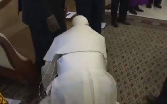 Papa Francisco le besa los pies a líderes enemigos de Sudán del Sur