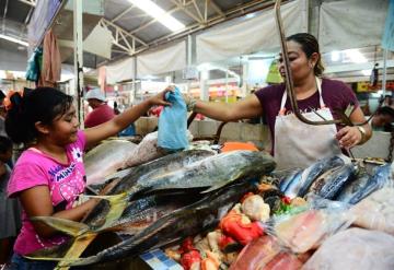 Abarrotada el área de pescados y mariscos en el mercado provisional