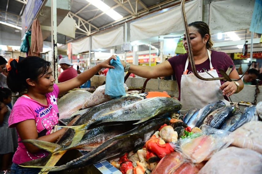 Abarrotada el área de pescados y mariscos en el mercado provisional