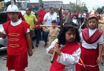 Niños personifican viacrucis en Tacotalpa