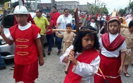 Niños personifican viacrucis en Tacotalpa