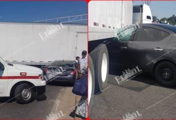 Choque en la carretera Cárdenas-Villahermosa; auto queda casi debajo de tráiler