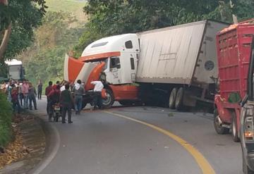 Trailer se sale de la carretera Teapa - Pichucalco