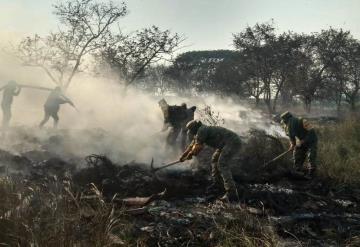 Ejército mexicano aplica en Balancán, el plan DN-III-E para sofocar un incendio de pastizales