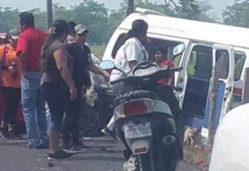 Accidente entre una combi del servicio público y un auto particular; al menos una persona muerta