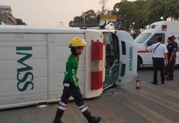 Auto embiste una ambulancia del IMSS y hace que vuelque; pasó en Villahermosa