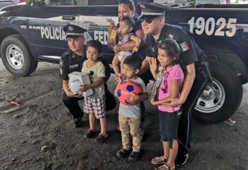 Elementos de la Policía Federal regalan juguetes a niños de la calle