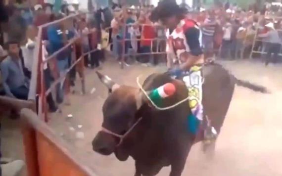 Por error lazan a vaquero y el toro casi lo mata; pasó en el jaripeo de Pachuca
