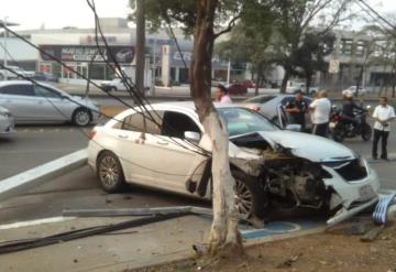 Mujer se estrella contra poste de luz en Ruiz Cortines; Se presume manejaba en estado de ebriedad