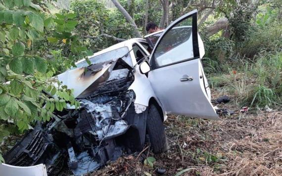 Pierde el control de su auto y se estrella contra un árbol en la Macuspana a Villahermosa