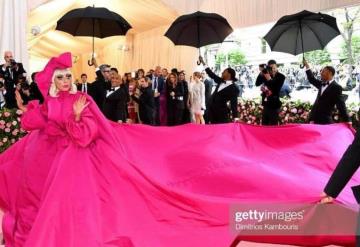 Deslumbra Lady Gaga en la #MetGala; aquí los cambios de vestuario que rompen las redes