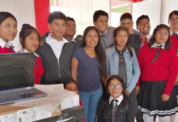 Yalitza Aparicio dona laptops a estudiantes de bachillerato en Oaxaca