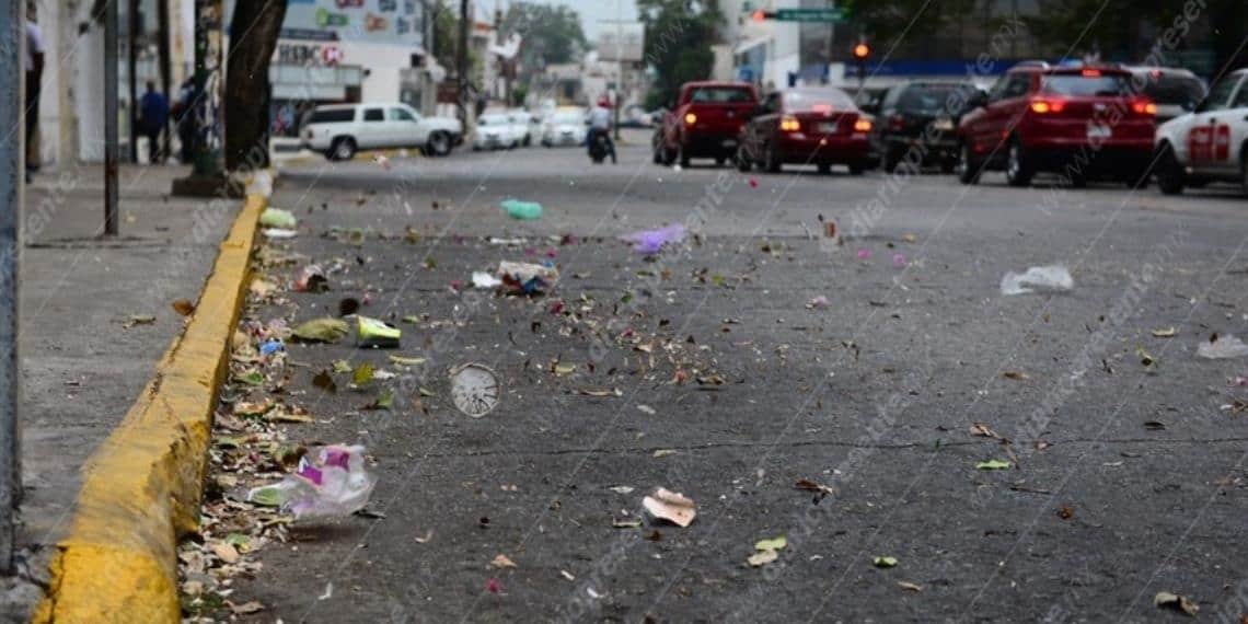 El viento que azotó esta tarde, provocó que la basura se dispersa por las calles de la ciudad