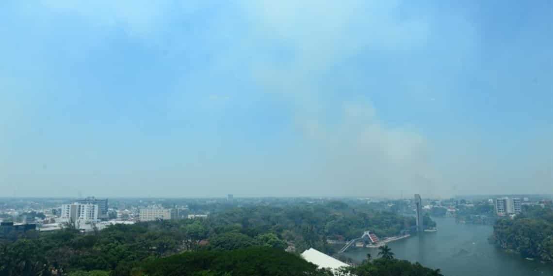 Así luce Villahermosa, ante el humo de los incendios de popales que afectan a la capital