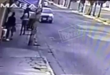 Cámaras de seguridad captan el momento en que sujetos secuestran a una mujer y su hija en Puebla