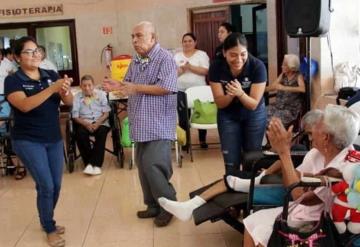 Voluntariado UO festeja a adultos