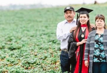 Estudiante agradeció el arduo trabajo de sus padres migrantes con emotivas fotos en el campo