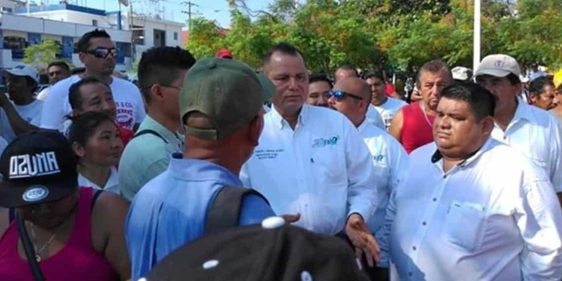 Cerca de 300 obreros se manifiestan en Palacio municipal de Paraíso
