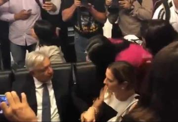 ¿Celos? Beatriz Gutiérrez Müller interrumpe conversación entre AMLO y una diputada