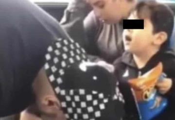 Niño intenta desesperadamente despertar a sus padres drogados en un autobús