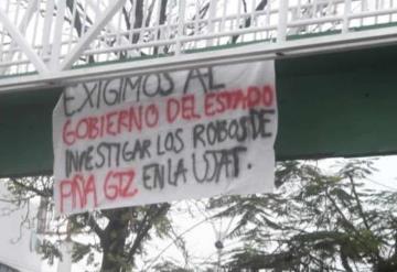 Colocan manta en puente de la UJAT; exigen despido de acosadores