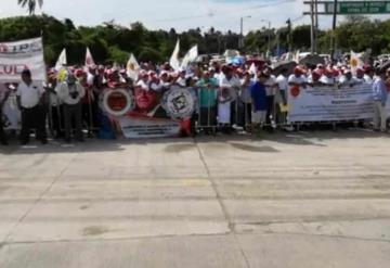 Tabasqueños esperan con pancartas el arribo de AMLO a Paraíso