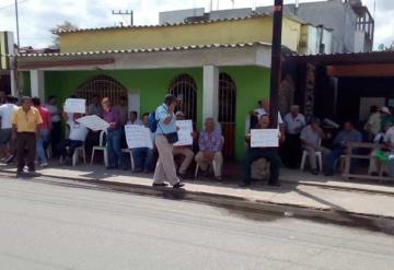 Obreros de la CROC se manifiestan por calles de Paraíso, donde pasará el presidente López Obrador