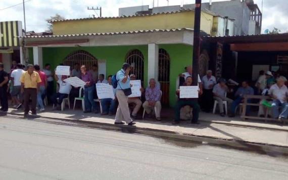 Obreros de la CROC se manifiestan por calles de Paraíso, donde pasará el presidente López Obrador