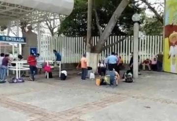 Ciudadanos ya hacen fila para bolsa de trabajo de la Refinería en Dos Bocas