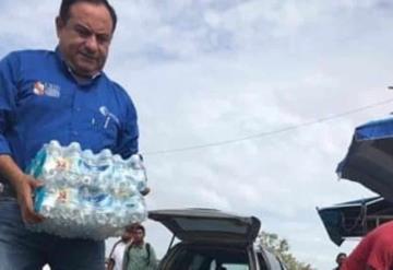 Diputado independiente lleva agua a ciudadanos que se encuentran en el Parque Tabasco