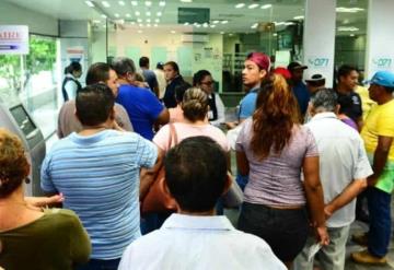 Ciudadanos hacen fila en instalaciones de CFE nuevo contrato de adiós a tu deuda