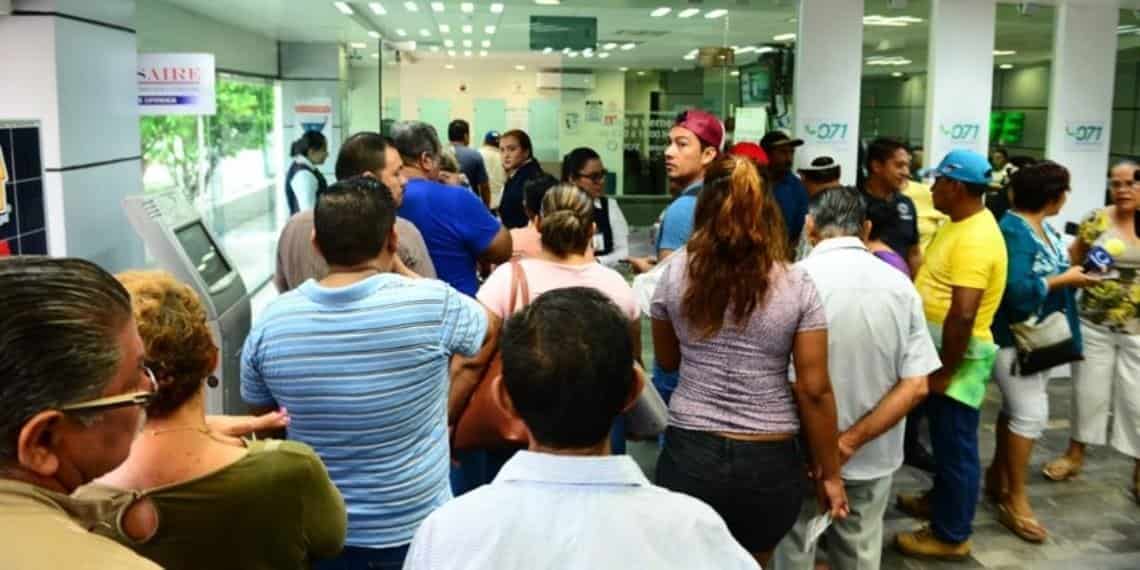 Ciudadanos hacen fila en instalaciones de CFE nuevo contrato de adiós a tu deuda