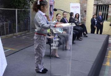 Rompen estereotipos: niñas, con pantalón, y niños, con falda, en escuelas