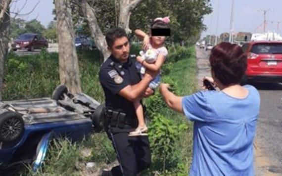 Rescatan a niña de auto volcado en la Villahermosa - Cárdenas