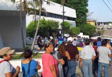 Tabasqueños hacen fila en CFE para realizar su nuevo contrato