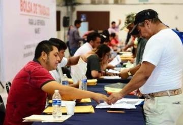 Siguen acudiendo ciudadanos al Parque Tabasco por bolsa de trabajo para la Refinería