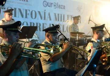 Sinfonía militar sobre hielo, cautiva a chocos