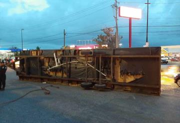 Se registra volcadura de camper en la salida a la Carretera Villahermosa - Cárdenas,