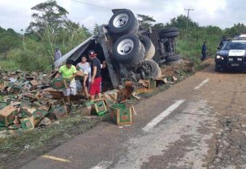 Vuelca tráiler cargado de cerveza en la Villahermosa-Escárcega