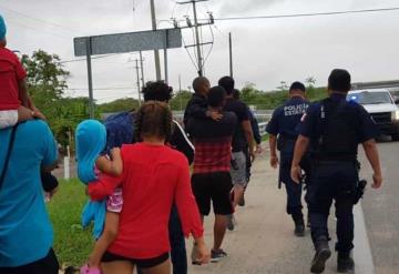 Frenan a migrantes en la carretera federal Villahermosa - Frontera