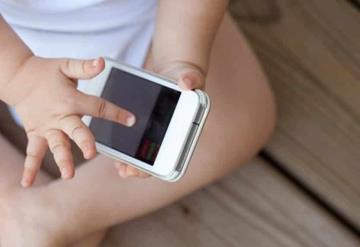 Niña pierde la vista por pasar mucho tiempo jugando con teléfono celular