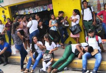 Estudiantes hacen grandes filas en espera de cobrar beca de AMLO