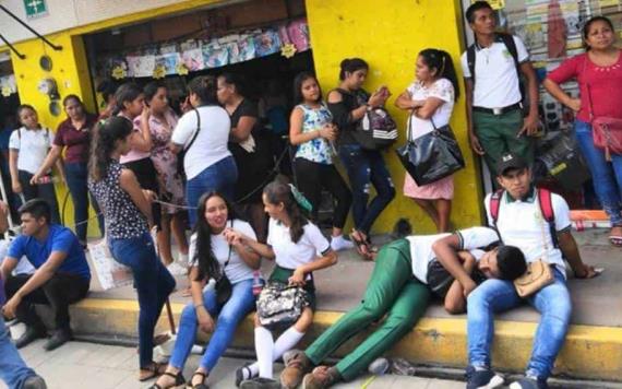 Estudiantes hacen grandes filas en espera de cobrar beca de AMLO