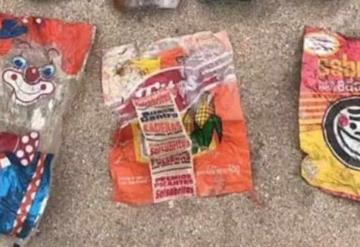 Hallan bolsas plásticas de los 90´s limpiando playa en México