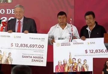 Entrega AMLO recursos de subasta de autos a municipios de Oaxaca