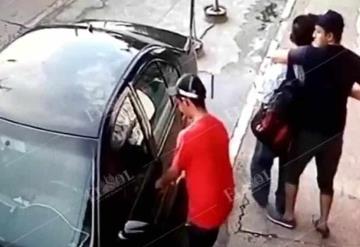 Delincuentes armados roban vehículo a un profesor de secundaria en Cárdenas; son captados en video