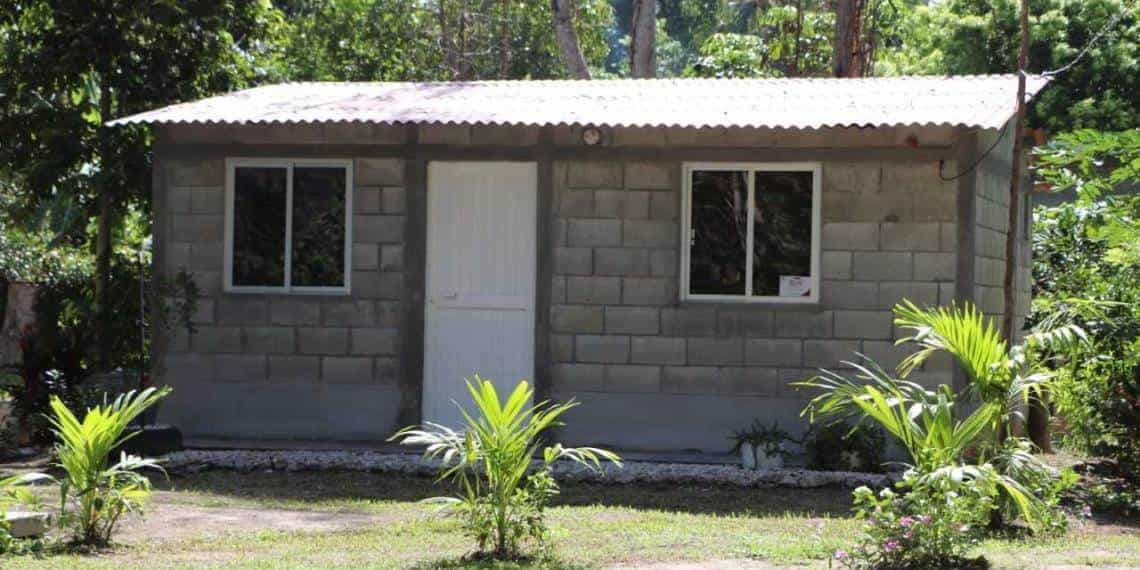 Entregan 21 nuevas casas a familias de escasos recursos en Comalcalco
