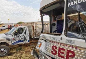 Choca camión que transportaba a 27 estudiantes