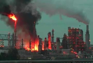 Incendio arrasa con refinería en Filadelfia, EE UU